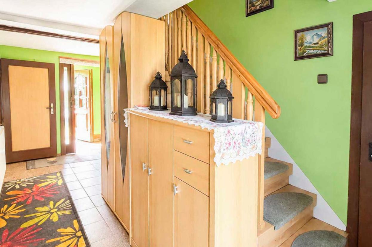 Hausflur mit Treppenaufgang