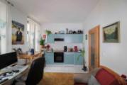 Küche mit offenem Wohnzimmer