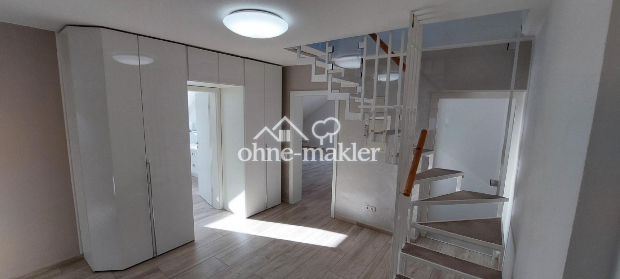Diele mit Treppe Dachboden