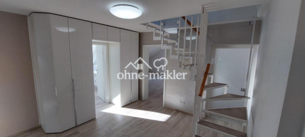Diele mit Treppe Dachboden
