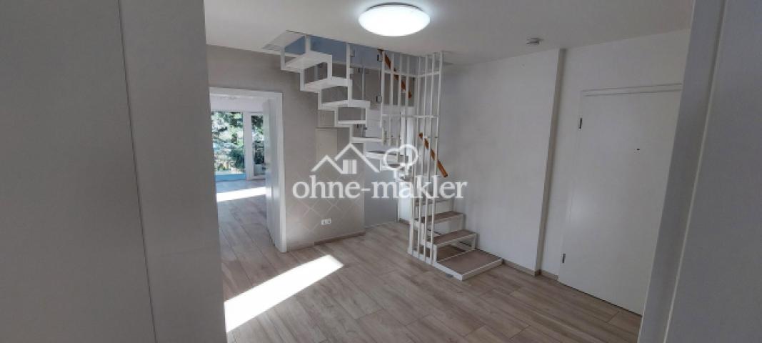 Diele mit Treppe Dachboden