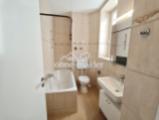 Bad mit Badewanne und WC