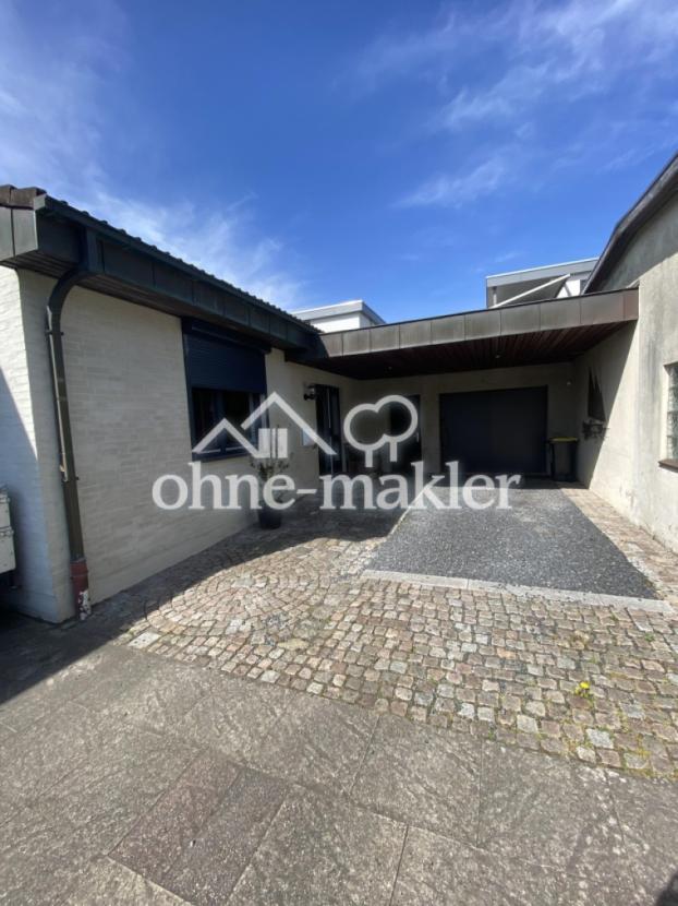 Eingang mit Carport