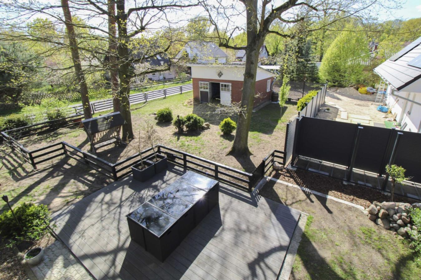 Blick auf Terrasse & Stall