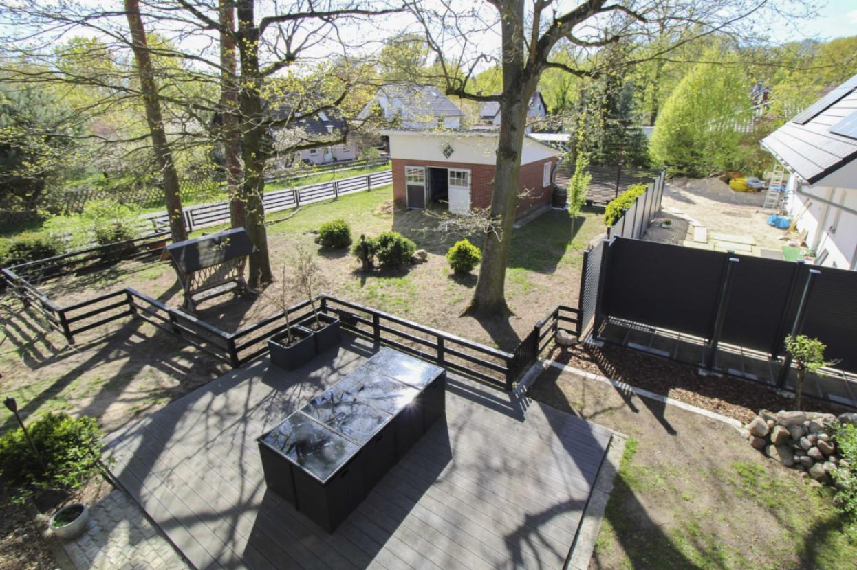 Blick auf Terrasse & Stall