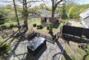 Blick auf Terrasse & Stall