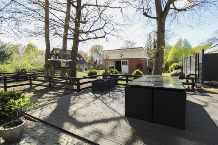 Terrasse mit Blick auf den Stall