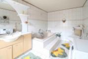 Badezimmer mit Badewanne
