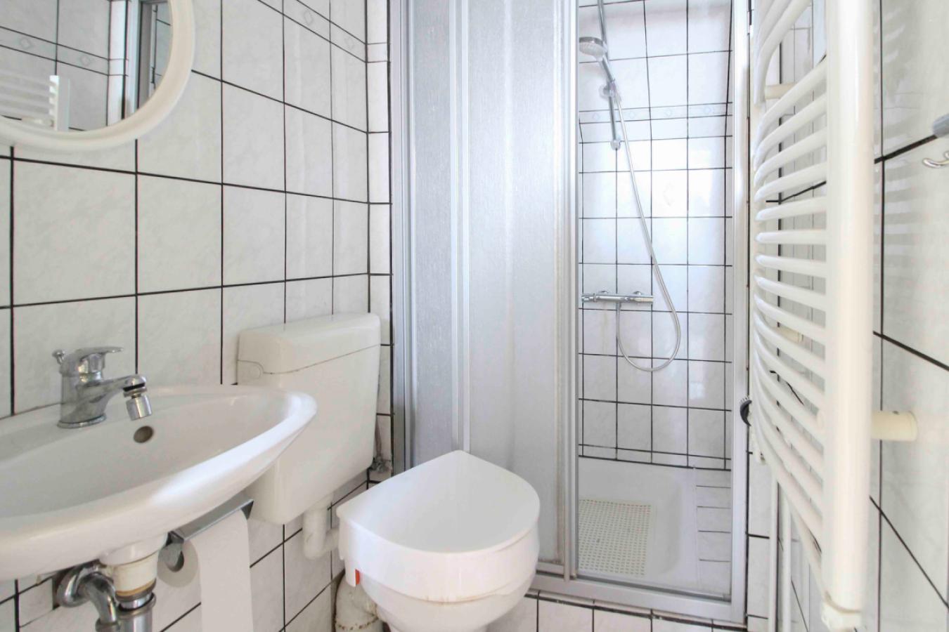 Badezimmer mit Dusche