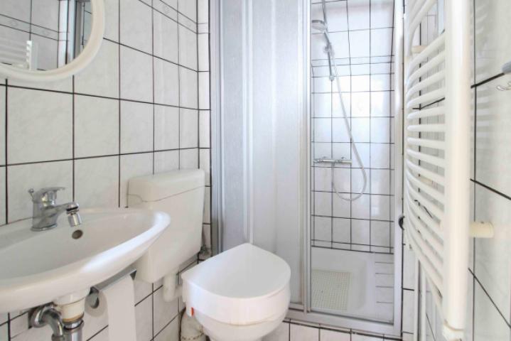 Badezimmer mit Dusche