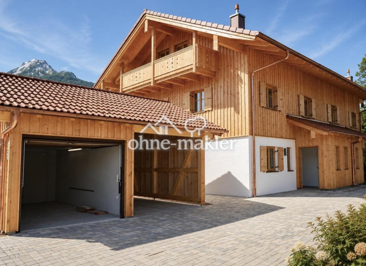 Ansicht mit Garage/Carport