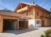 Ansicht mit Garage/Carport