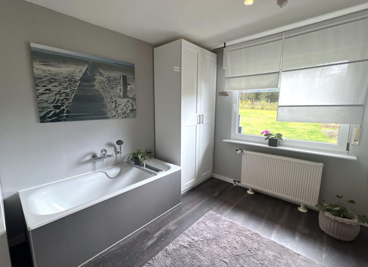 Schlafzimmer mit Badewanne