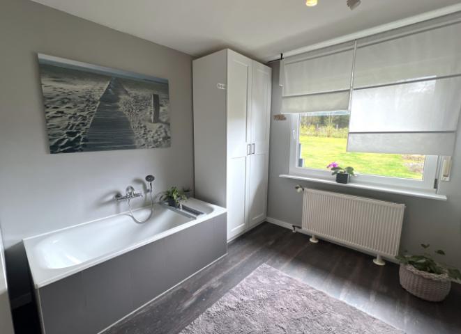 Schlafzimmer mit Badewanne