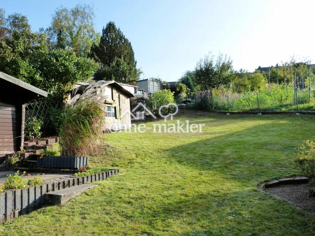Blick in den Garten, links die