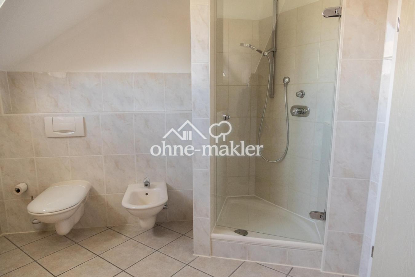 Bad oben Bidet und Dusche 