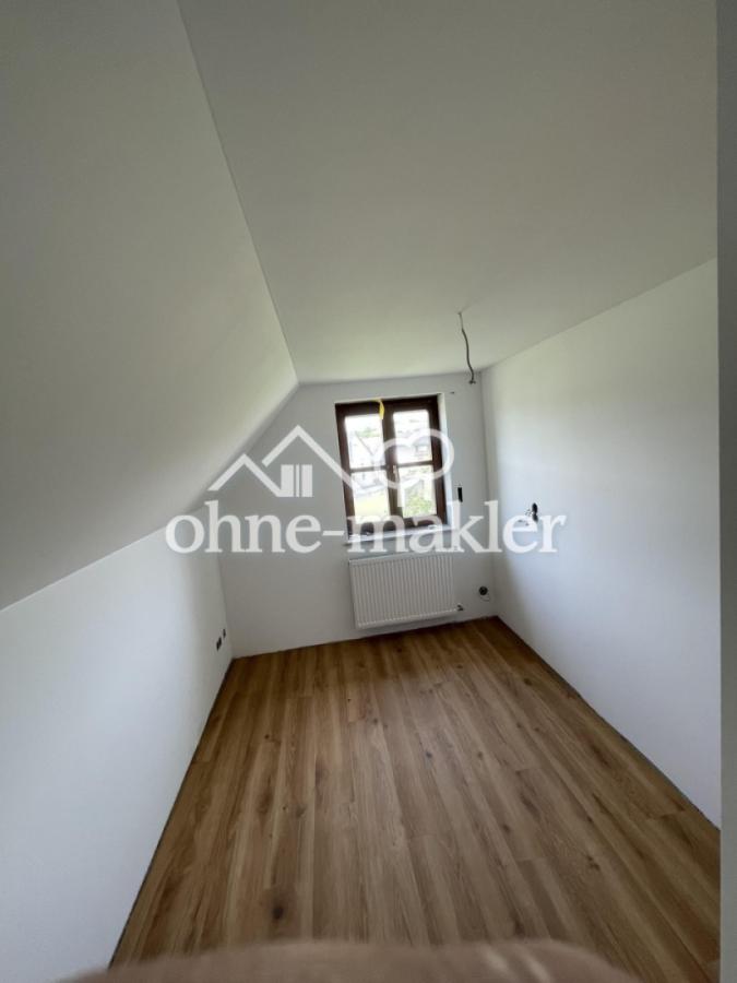 kleines Kinderzimmer/Büro