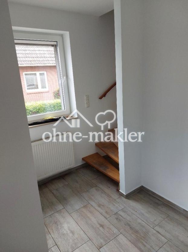 Flur EG mit Treppe zum OG