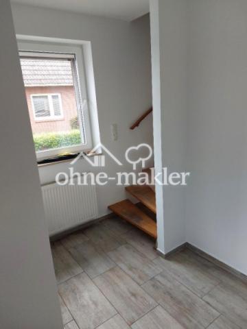Flur EG mit Treppe zum OG