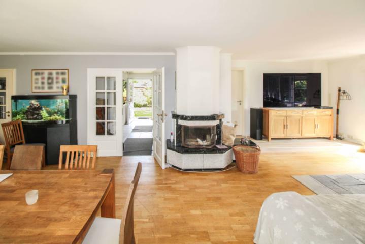 Wohnzimmer mit Kamin
