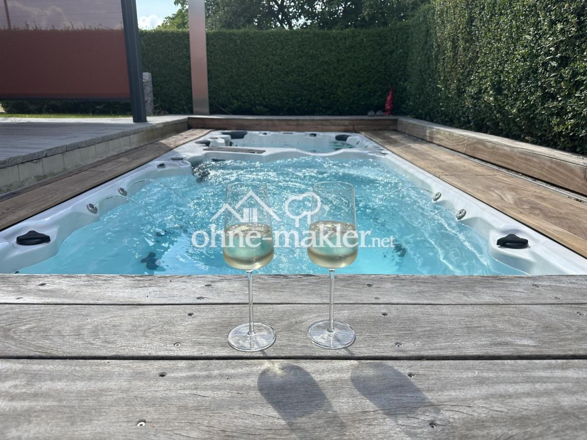 Pool mit Schiebeverdeck