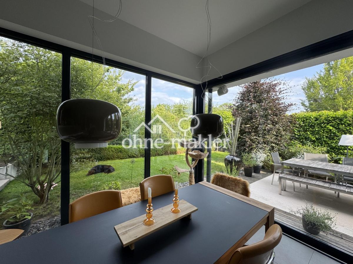 Blick vom Wohnzimmer in Garten