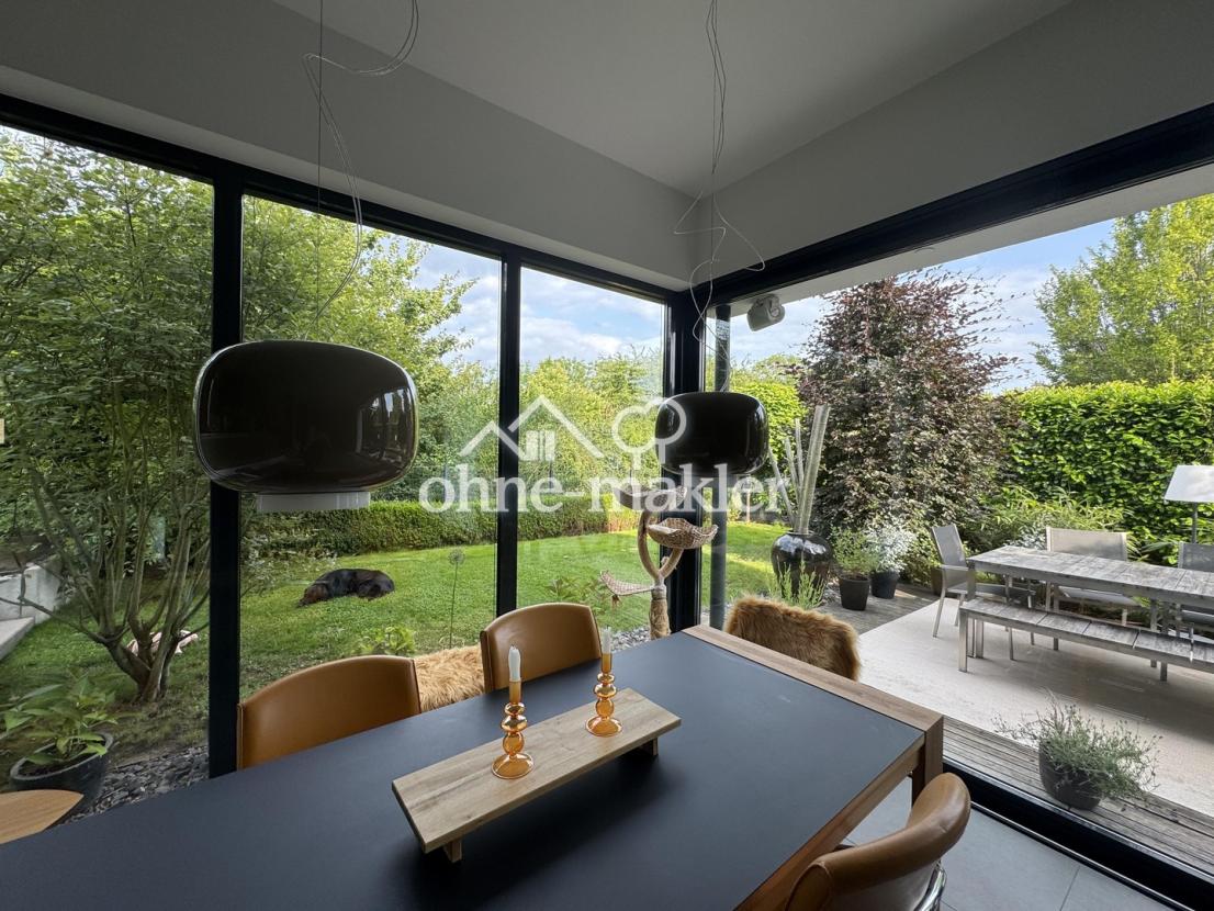 Blick vom Wohnzimmer in Garten