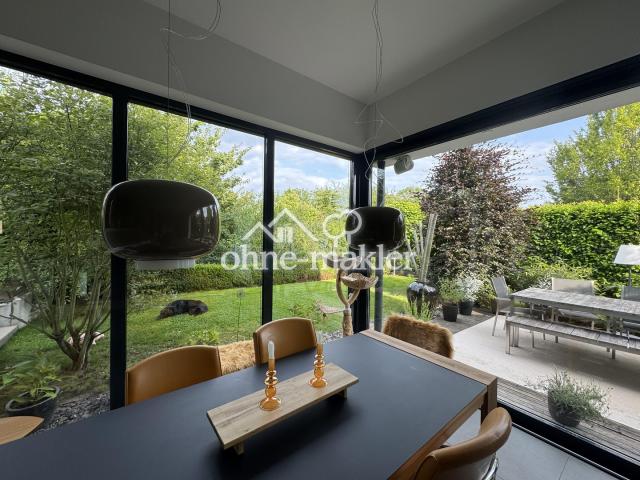 Blick vom Wohnzimmer in Garten
