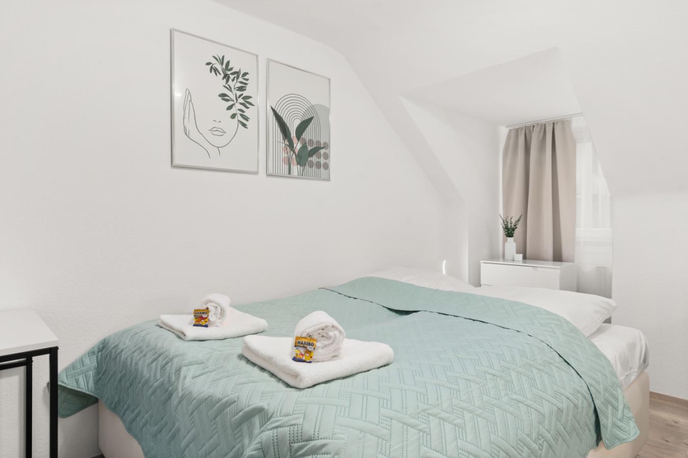 Bett im Wohnzimmerbereich