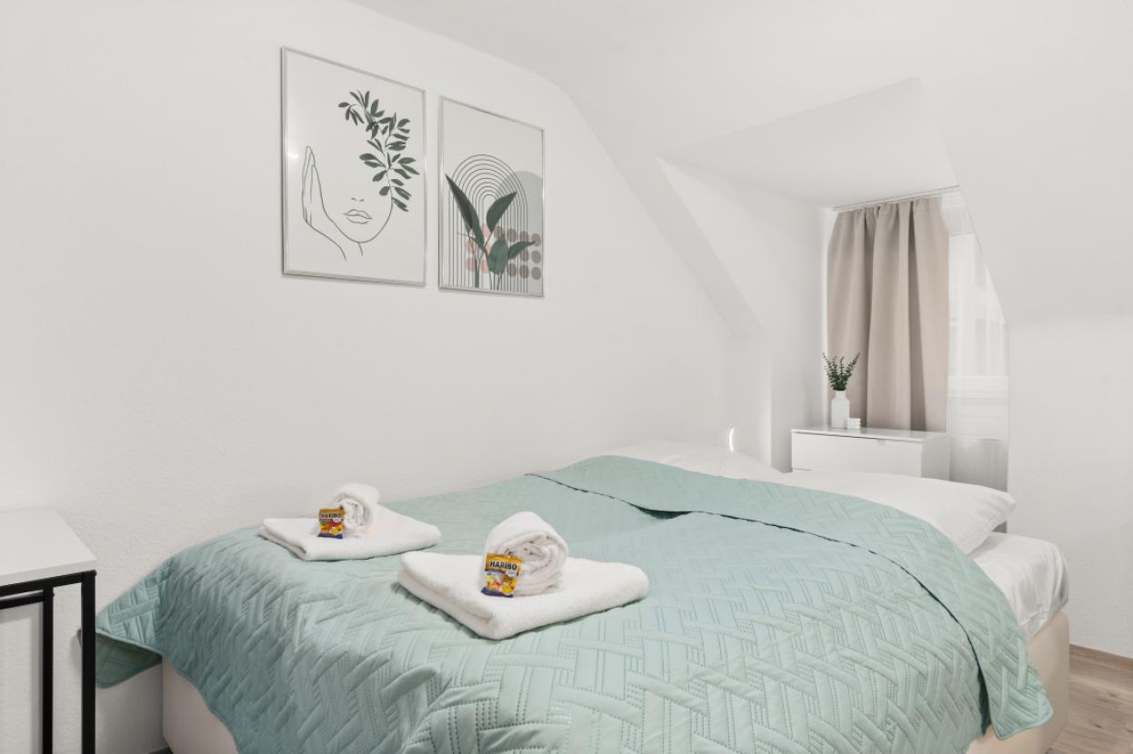 Bett im Wohnzimmerbereich