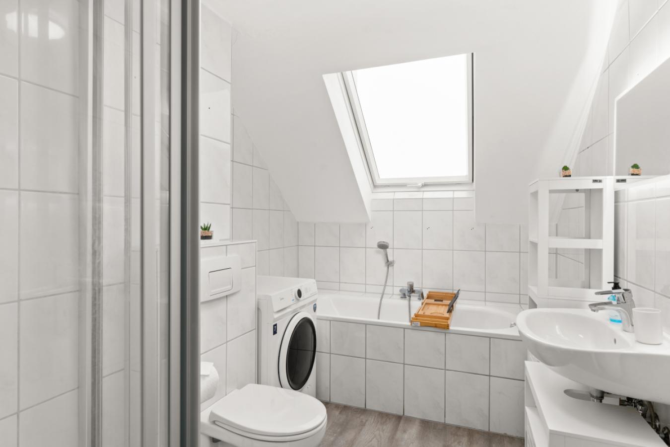 Badezimmer mit Wanne und Dusche