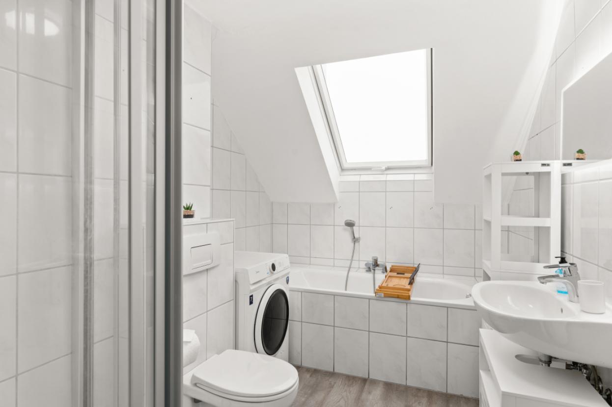 Badezimmer mit Wanne und Dusche