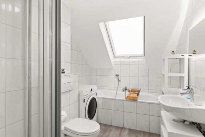 Badezimmer mit Wanne und Dusche