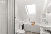 Badezimmer mit Wanne und Dusche
