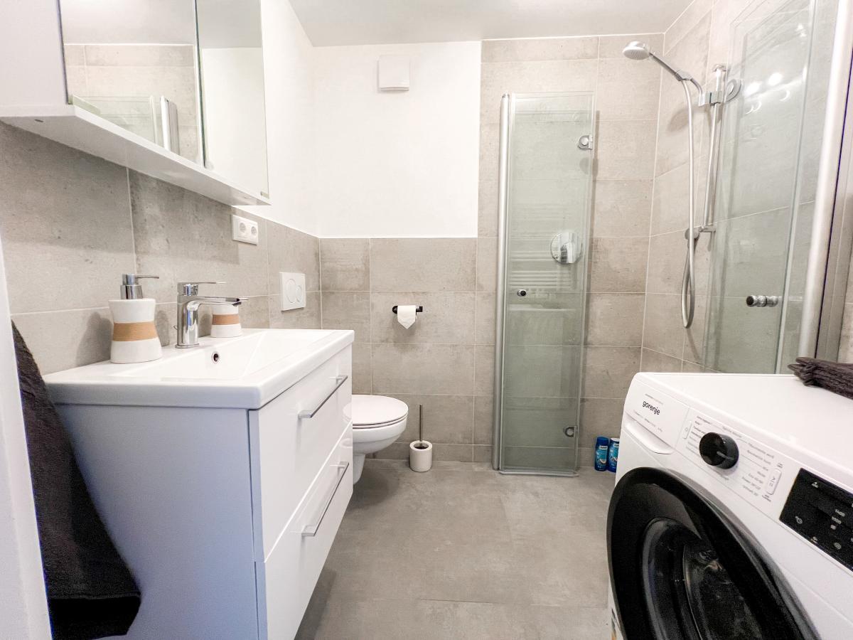 Badezimmer mit Dusche