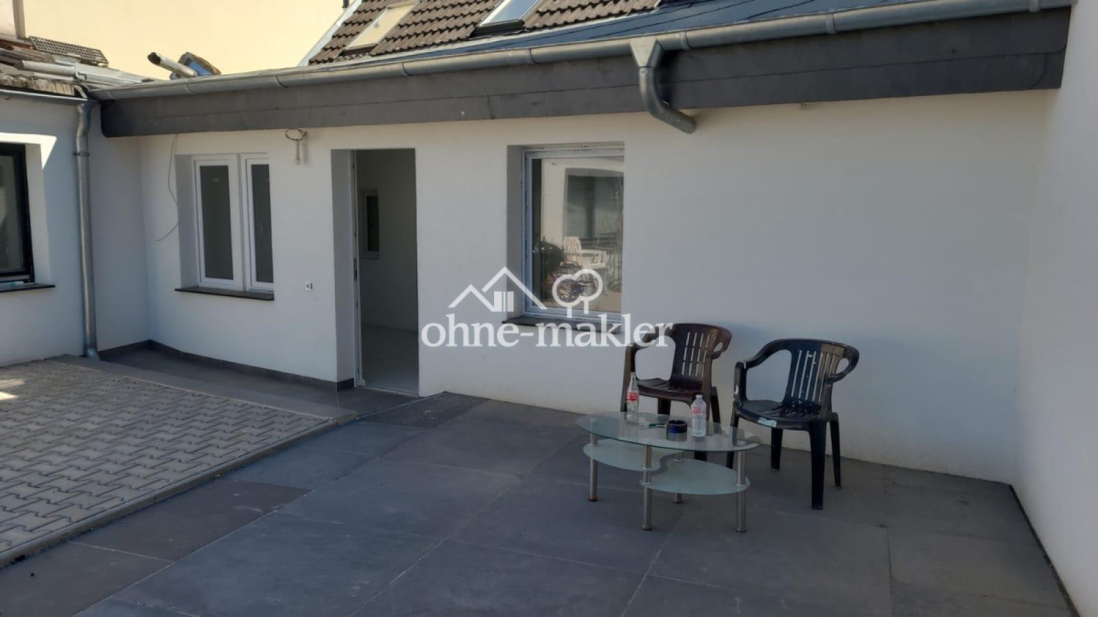 Rückseite mit Terrasse