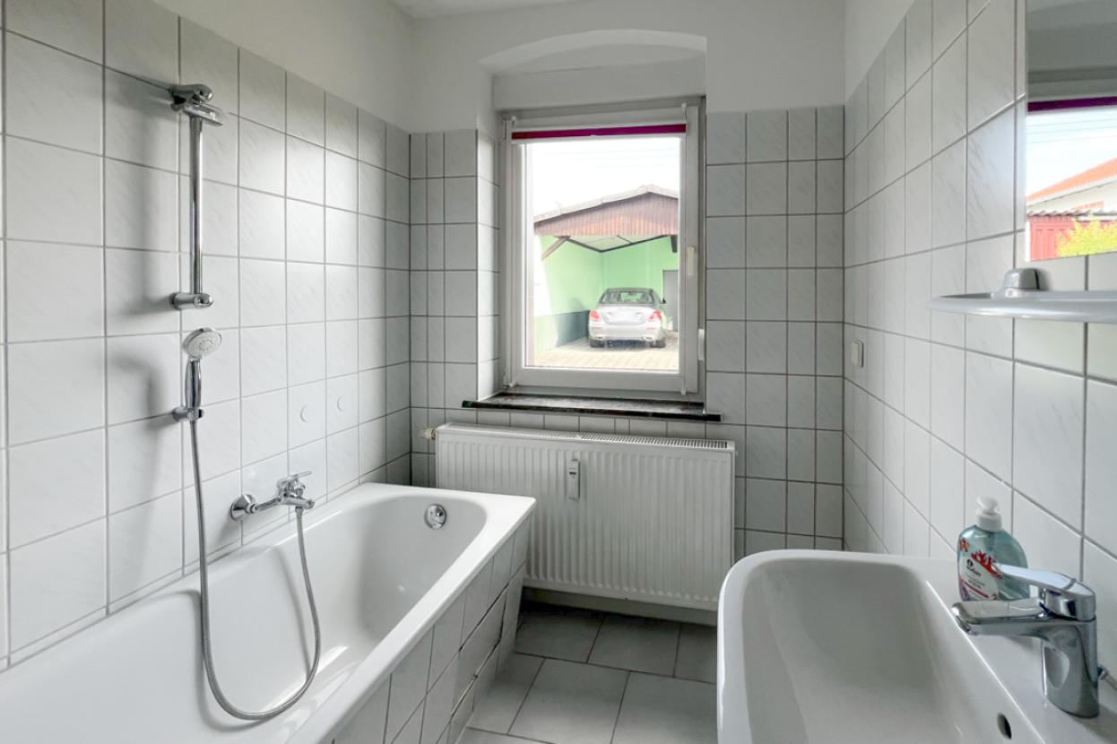 Tageslichtbad mit Wanne im EG