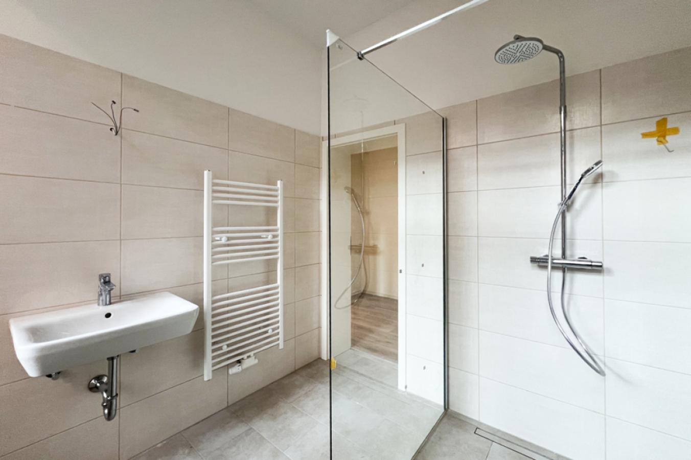 Bad mit großer Dusche