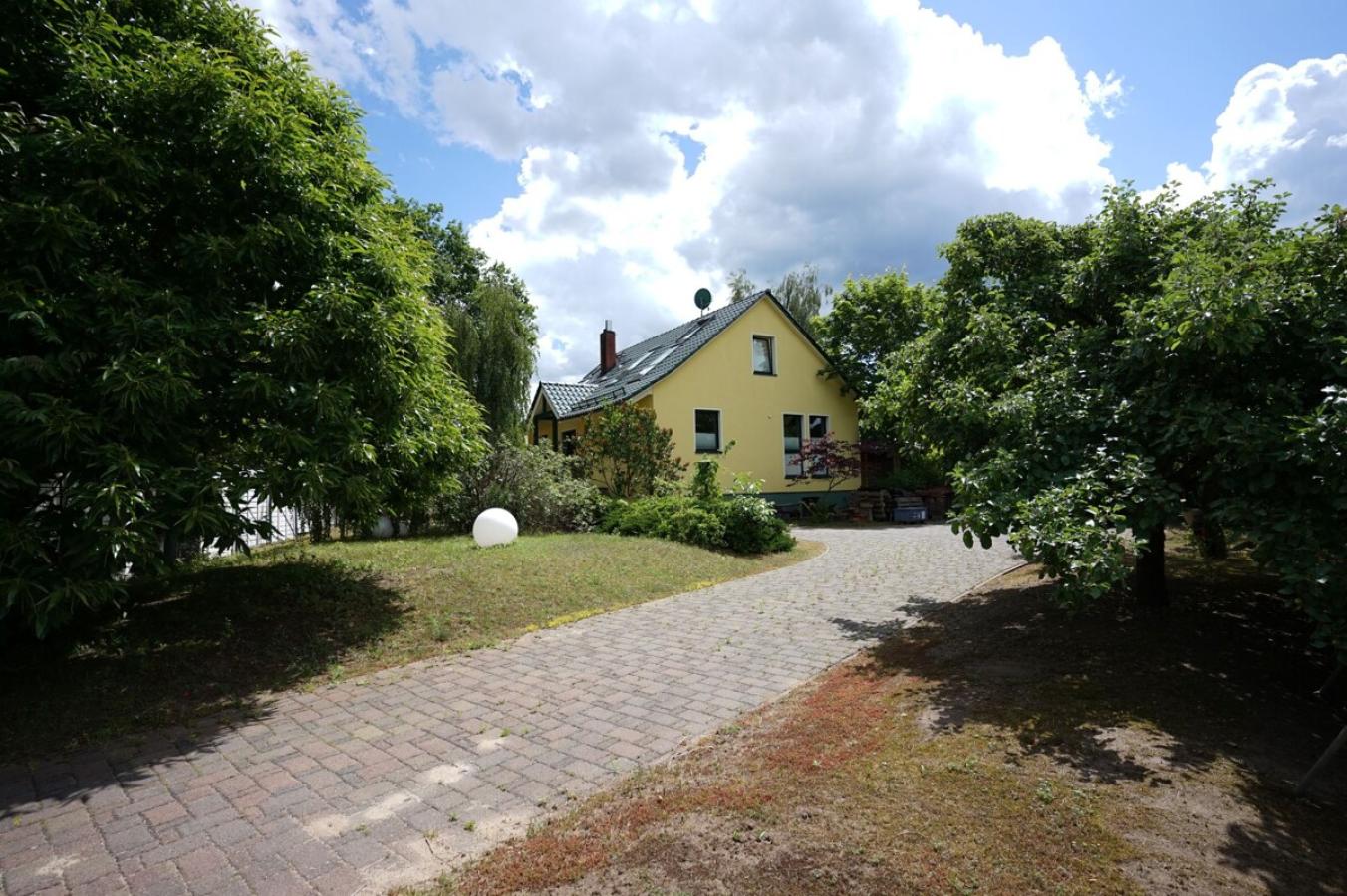 Haus und Vorgarten