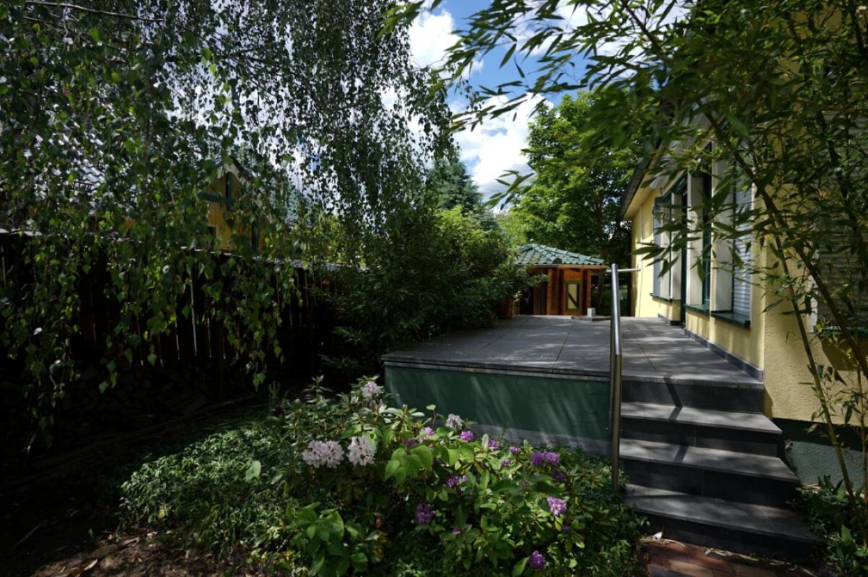 Terrasse und Saunahaus