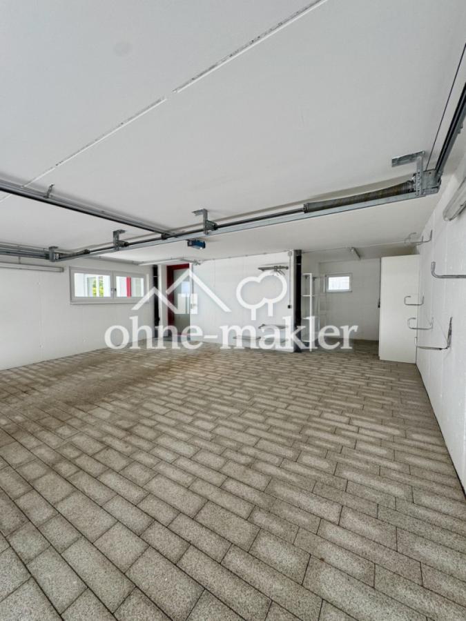 Doppelgarage mit Zugang zum Ha