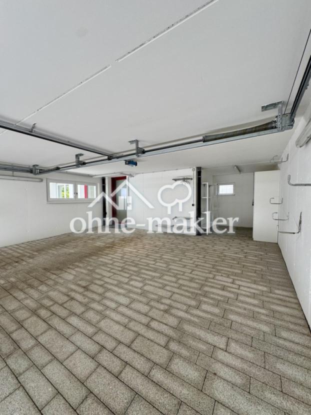 Doppelgarage mit Zugang zum Ha