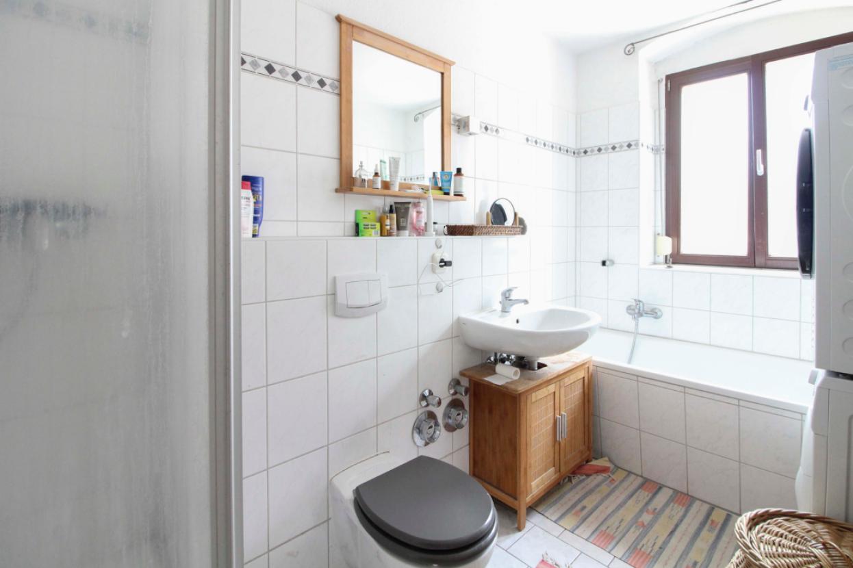 Bad mit Dusche und Wanne