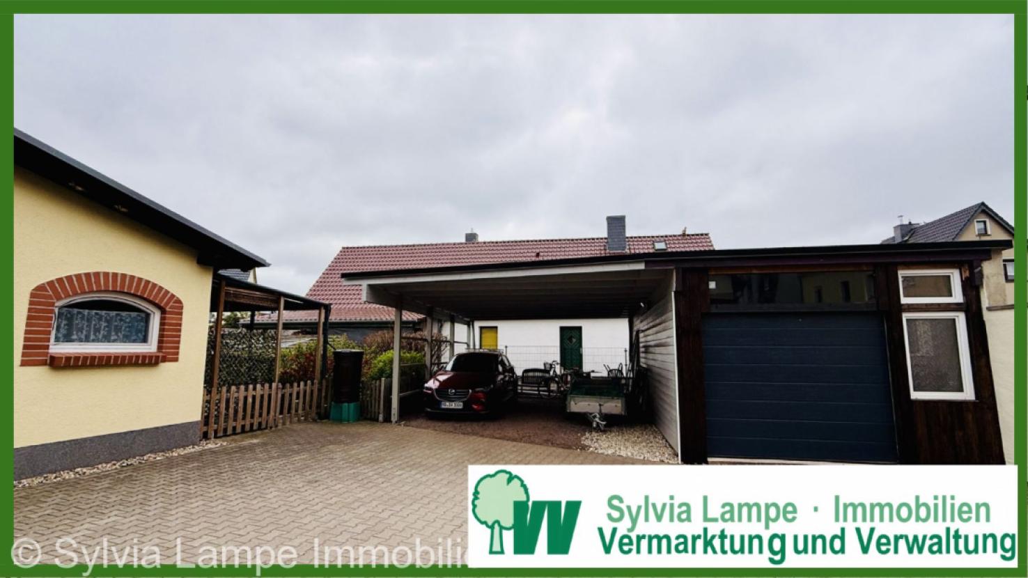 Hof mit Garage und Carport