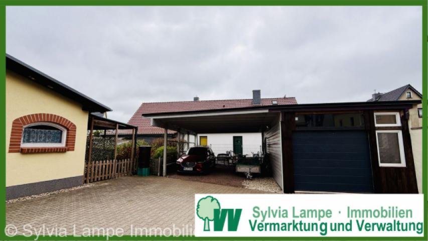 Hof mit Garage und Carport