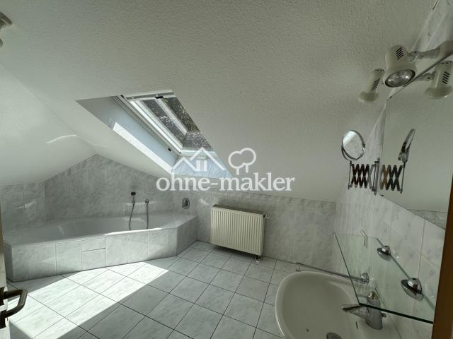 Badezimmer mit Wanne + Dusche
