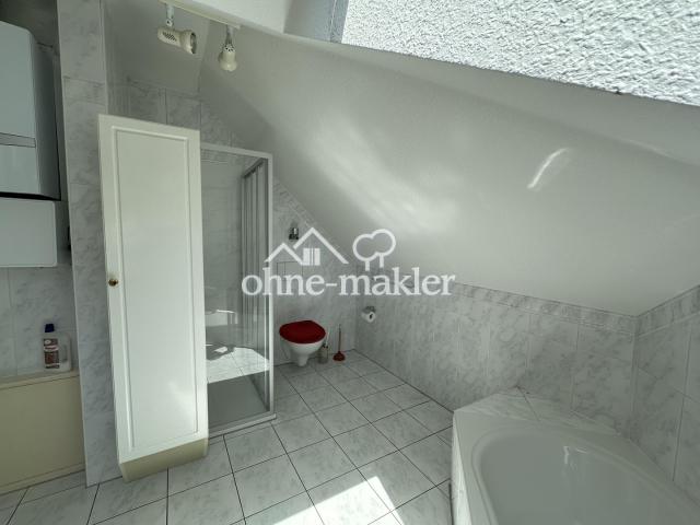 Badezimmer mit Wanne + Dusche