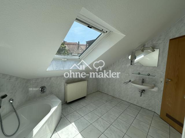 Badezimmer mit Wanne + Dusche