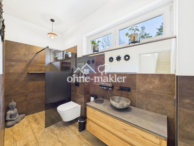 Badezimmer mit Dusche im EG