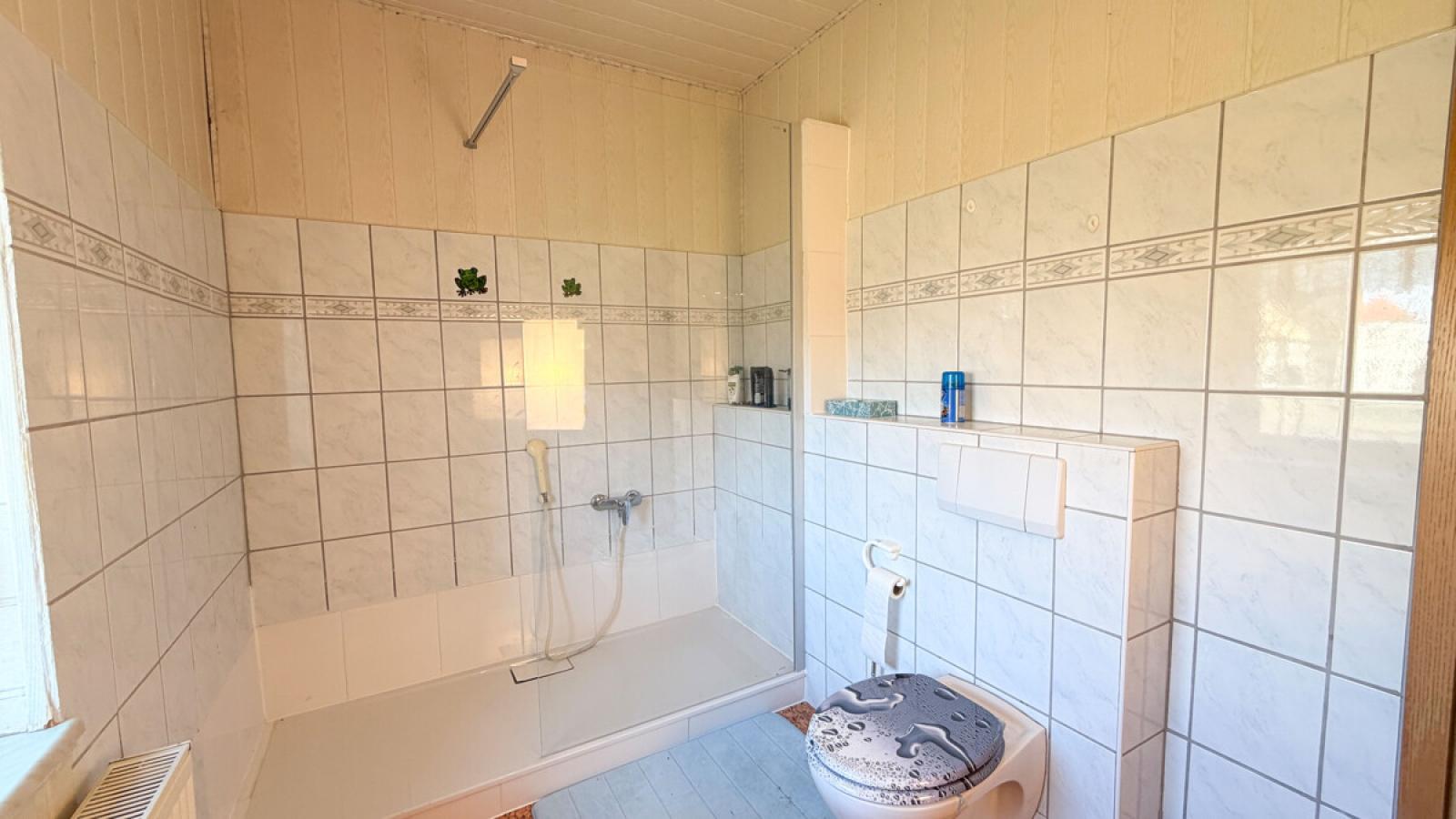 Bad mit begehbarer Dusche